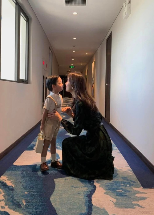 Nàng hậu vui đùa cùng cậu con trai thứ hai.