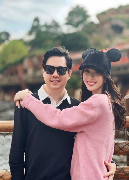 Người đẹp từng chia sẻ, cứ chụp ảnh cùng chồng, cô lại "sến thôi rồi".