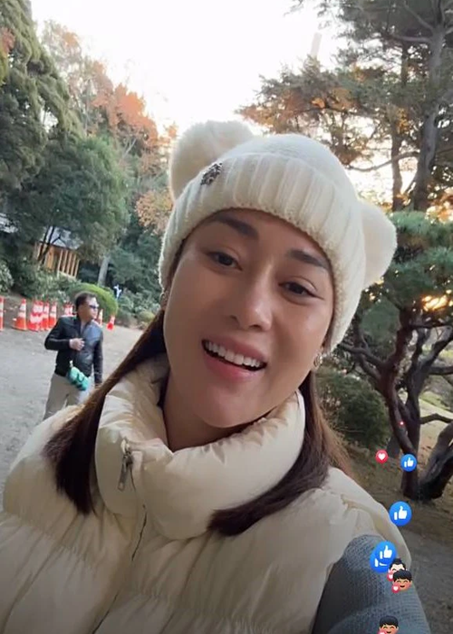 Mới đây, Phương Oanh "bóc phốt" Shark Bình đeo kính đen mọi lúc mọi nơi. "Chàng trai đeo kính nguyên ngày… kính chống xấu. Ông ấy bảo kính này đeo vào tự động đẹp trai. Mình đã bảo kính này chỉ mua để đi đánh golf thôi mà thấy đẹp quá nên lúc nào cũng đeo", nữ diễn viên chia sẻ trong một livestream.