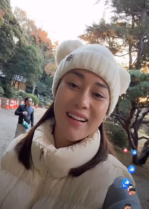 Mới đây, Phương Oanh "bóc phốt" Shark Bình đeo kính đen mọi lúc mọi nơi. "Chàng trai đeo kính nguyên ngày… kính chống xấu. Ông ấy bảo kính này đeo vào tự động đẹp trai. Mình đã bảo kính này chỉ mua để đi đánh golf thôi mà thấy đẹp quá nên lúc nào cũng đeo", nữ diễn viên chia sẻ trong một livestream.