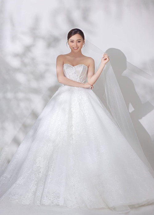 Phuong Oanh mac vay cuoi, duoc Shark Binh lam pho nhay