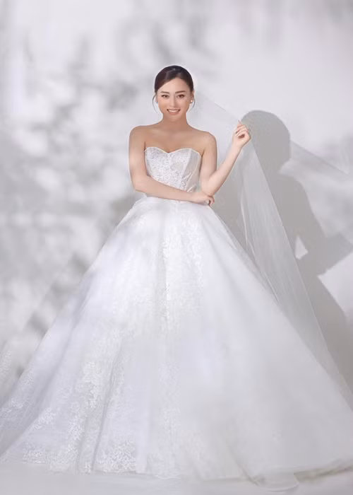 Phương Oanh mặc váy cưới, được Shark Bình làm phó nháy Phuong Oanh mac vay cuoi, duoc Shark Binh lam pho nhay