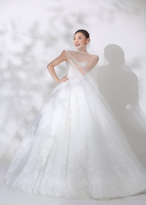 Nhiều bạn bè ngóng đợi ngắm nữ diễn viên mặc váy cưới trong hôn lễ sau khi cô hoãn sự kiện trọng đại vì mang bầu.