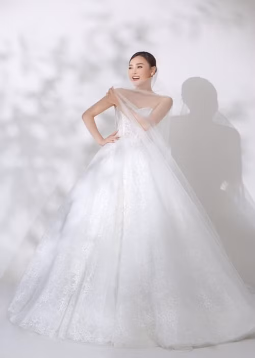 Nhiều bạn bè ngóng đợi ngắm nữ diễn viên mặc váy cưới trong hôn lễ sau khi cô hoãn sự kiện trọng đại vì mang bầu.