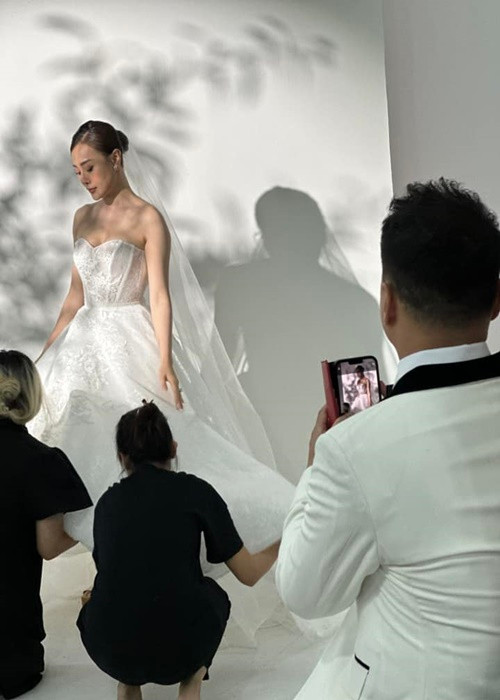 "Vedette đang bận chụp ạ, nhìn lưng thôi đã biết đẹp trai", Phương Oanh chia sẻ.