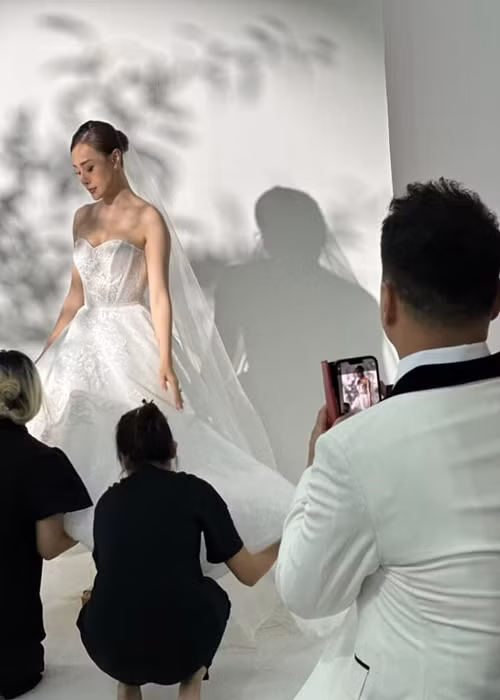 "Vedette đang bận chụp ạ, nhìn lưng thôi đã biết đẹp trai", Phương Oanh chia sẻ.