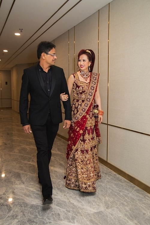 Diệu Hoa từng tâm sự trên Tiền Phong về lễ thành hôn đáng nhớ ở quê chồng. "Tối hôm đó, ở quê chồng, Mumbai, quanh một đống lửa hồng, trước đông đủ họ hàng, bạn bè, với sự chủ trì của một vị thầy tu, vợ chồng tôi nắm tay nhau đi quanh ngọn lửa bảy vòng. Cứ sau mỗi vòng thầy tu lại đọc một lời thề về tình nghĩa vợ chồng, về lòng hiếu thảo đối với cha mẹ hai bên", nàng hậu kể. Ảnh: Thế Giới Điện Ảnh.