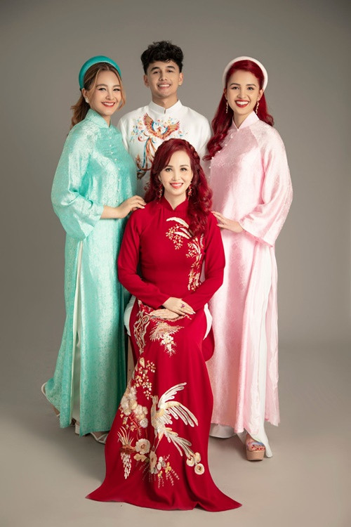 Diệu My (ngoài cùng bên trái) - con gái đầu lòng của vợ chồng người đẹp đang làm việc cho một công ty ở New York (Mỹ). Ảnh: Vietnamnet.