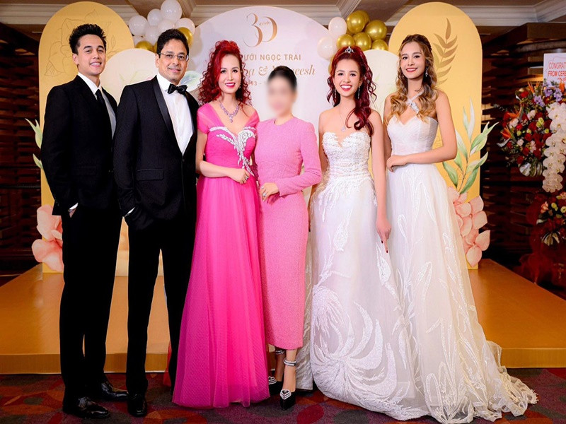 Một người bạn vừa khoe ảnh dự tiệc kỷ niệm 30 năm ngày cưới của Hoa hậu Diệu Hoa và doanh nhân Maneesh Dane. Ảnh: FBNV.