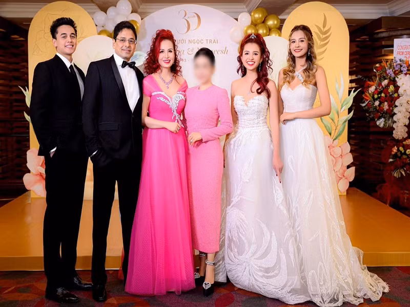 Một người bạn vừa khoe ảnh dự tiệc kỷ niệm 30 năm ngày cưới của Hoa hậu Diệu Hoa và doanh nhân Maneesh Dane. Ảnh: FBNV.