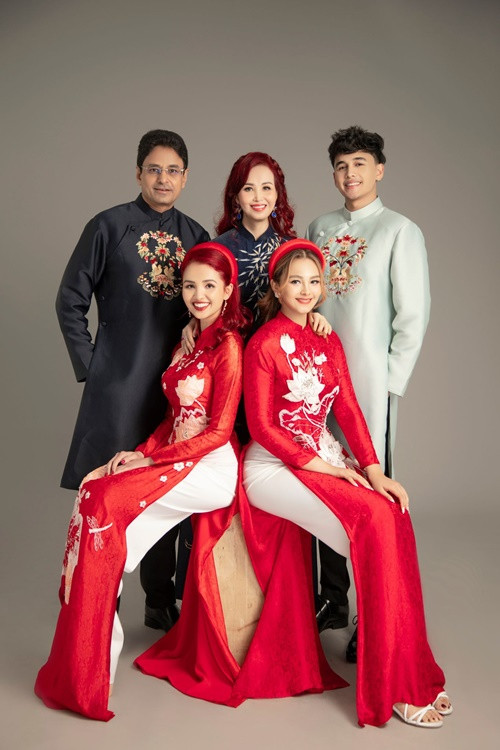 Dịp Tết Nguyên đán, cả gia đình Diệu Hoa thường chụp ảnh áo dài. Ảnh: Vietnamnet.