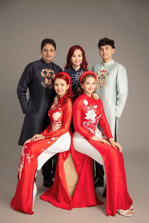 Dịp Tết Nguyên đán, cả gia đình Diệu Hoa thường chụp ảnh áo dài. Ảnh: Vietnamnet.