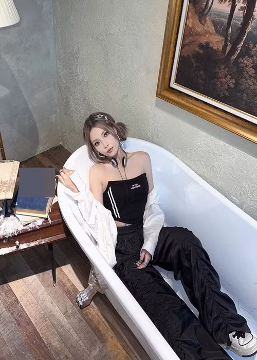 Bạn gái Quang Đăng ăn mặc cá tính, gợi cảm.