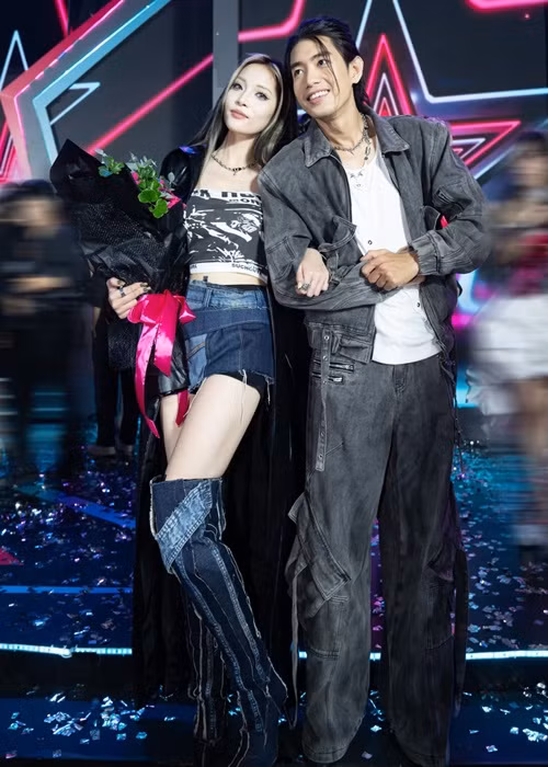 Yee Pink giúp bạn trai chọn trang phục, kiểu tóc mỗi khi đi biểu diễn, tham gia sự kiện.