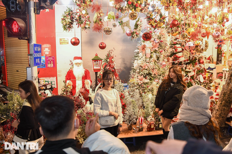 Như mọi năm, con phố Hàng Mã vẫn là địa điểm vui chơi nổi tiếng mùa Noel. Phố được trang hoàng lộng lẫy với vô vàn sắc màu. Dọc con phố là hàng nghìn ánh đèn lấp lánh, cùng những món đồ chơi mẫu mã đa dạng, bắt mắt. Một số cửa hàng cũng đầu tư trang trí bối cảnh cầu kỳ để người dân có thể tham quan, chụp ảnh.