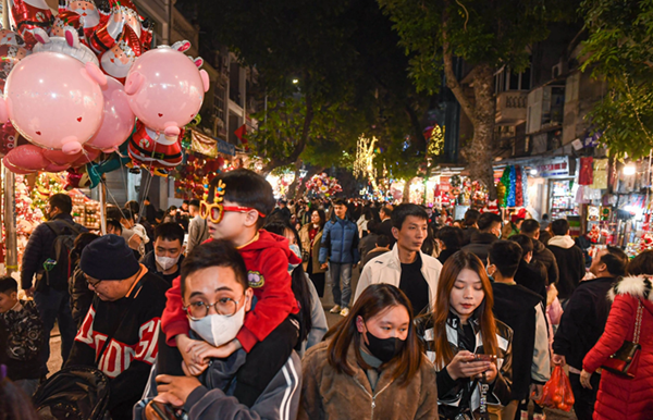 Tối 23/12, người dân đổ xô lên phố Hàng Mã (quận Hoàn Kiếm, Hà Nội) chụp ảnh, mua sắm trước thềm Giáng sinh khiến con phố này ùn tắc cục bộ. Mặc dù chưa đến lễ Noel nhưng con phố trên luôn đông đúc, tấp nập người dân đến mua sắm và chụp ảnh check-in.