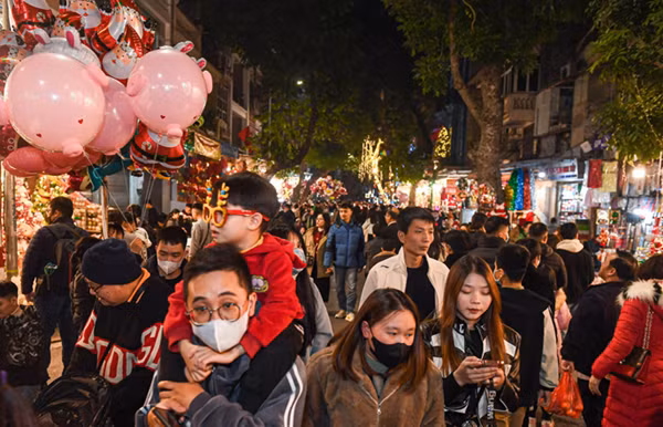 Tối 23/12, người dân đổ xô lên phố Hàng Mã (quận Hoàn Kiếm, Hà Nội) chụp ảnh, mua sắm trước thềm Giáng sinh khiến con phố này ùn tắc cục bộ. Mặc dù chưa đến lễ Noel nhưng con phố trên luôn đông đúc, tấp nập người dân đến mua sắm và chụp ảnh check-in.