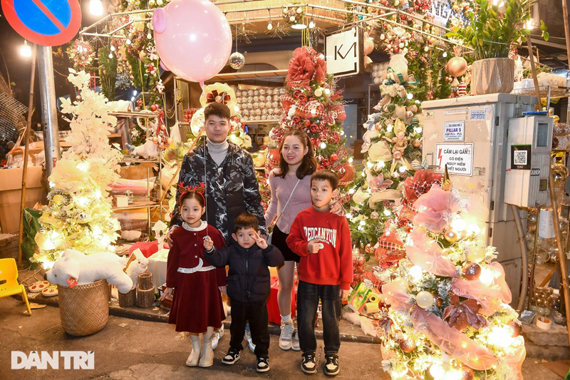 Những gian hàng nổi bật với những đồ trang trí Noel như cây thông, quả treo lấp lánh... biến nơi đây thành địa điểm lý tưởng cho các bạn trẻ lựa chọn để ''sống ảo''.Chủ cửa hàng số 58A Hàng Mã cho biết: "Chúng tôi cho phép người dân chụp ảnh miễn phí. Cửa hàng có bán cây thông Noel với rất nhiều mức giá, từ những cây nhỏ với chiều cao 50cm có giá từ 150.000 đồng đến những cây cao hơn 2m có giá lên đến 7 triệu đồng..."