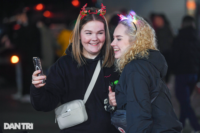 Chị Kaytlyn (bên trái ảnh) đến từ Scotland chia sẻ: "Tôi là người theo đạo Thiên Chúa, Giáng sinh là lúc tôi đến phố Hàng Mã mua những món quà có ý nghĩa để dành tặng người thân yêu, bạn bè và kèm theo đó là những lời chúc an lành trong cuộc sống".