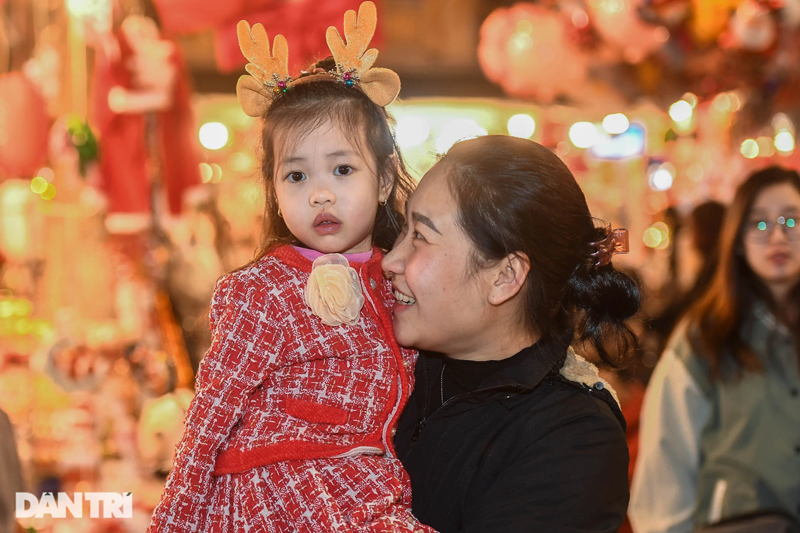 Các em nhỏ thích thú khi được bố, mẹ dẫn đi chơi Noel sớm và mua những món đồ yêu thích.