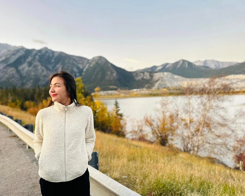 Diễn viên Ái Châu từng gặp tai nạn xe hơi. Cách đây ít năm, khi đang cầm lái, chiếc xe của cô nổ lốp, lao vào cột điện gần đó, đầu của Ái Châu va đập mạnh vào vô lăng khiến cô bất tỉnh. Một thanh niên đi đường đã kịp thời đưa Ái Châu vào bệnh viện cấp cứu. Đầu của bà xã Huỳnh Đông chảy máu khá nhiều, phải khâu một đường dài. Ảnh: FBNV.