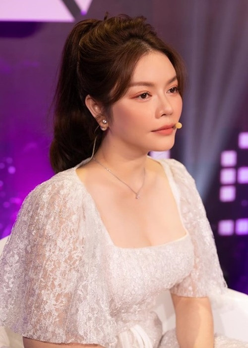 “Chiếc Mercedes của tôi bị cán banh chành ở xa lộ Hà Nội. Thời khắc sinh tử đó, tôi còn nghe thấy tiếng người dân nói chuyện, bảo tìm chiếu với cát để lo liệu. Nhưng khi công an đến, tôi dần tỉnh lại và thấy mình may mắn không bị thương tích gì”, Lý Nhã Kỳ kể lại. Ảnh: FBNV.