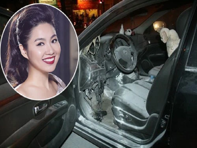 Ngày 22/2/2012, khi đang lưu thông trên đường, chiếc xe do diễn viên Lê Khánh lái bỗng dưng bốc cháy. Rất may, cô đã kịp thời rời khỏi xe. Ảnh: Pháp Luật TP HCM.