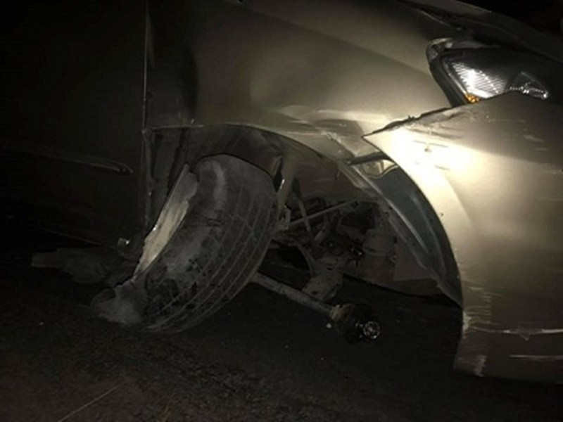 "Tài xế mất tay lái nên xe tông vào thành cầu. Một bánh xe trên cầu, một bánh trên thành cầu, cứ thế lao từ đầu cầu bên này tới đầu cầu bên kia. Chúng tôi thoát nạn khi xe không lao xuống mà dừng trên cầu", cô chia sẻ trên Zing. Ảnh: FBNV.