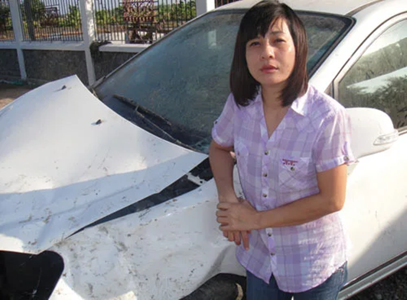 Năm 2012, trong chuyến lưu diễn miền Tây, đoạn đường từ huyện Cầu Kè qua thị xã Trà Vinh, Cát Phượng bị lạc tay lái nên lao xuống bờ đê. Sau đó, xe bất ngờ lộn một vòng rồi hạ đất tông vào hàng rào nhà dân. “Tất cả tình tiết đó chỉ trong tích tắc, khiến tôi có cảm giác vừa từ cõi chết quay về", cô chia sẻ trên Người Lao Động. Ảnh: Người Lao Động.