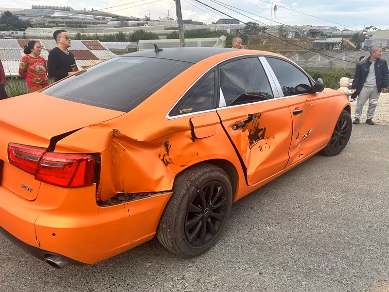 “Cả nhà mới thấm một pha thoát chết thần kỳ trong gang tấc khi bị tai nạn tàu hỏa tông ngang hông. Phước đức, vẫn còn mạng. Quá sợ hãi”, Cao Thái Sơn chia sẻ. Ảnh: FBNV.