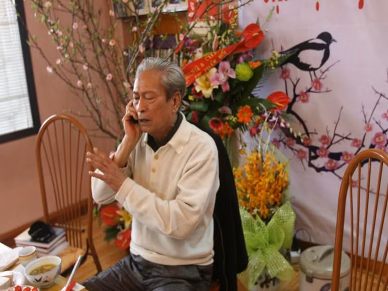 Theo Công An Nhân Dân Online, đạo diễn Long Vân được gửi sang Nam Ninh, Trung Quốc học tập tại Khu học xá Trung ương vào năm 14 tuổi. Ông tốt nghiệp trường sư phạm, nghề dạy học và làm việc tại Bộ Giáo dục. Sau đó, nam đạo diễn dự thi lớp đạo diễn và diễn viên khóa đầu của trường Điện ảnh Việt Nam, trúng tuyển vào lớp đạo diễn. Ảnh: Doanh Nghiệp Hội Nhập.