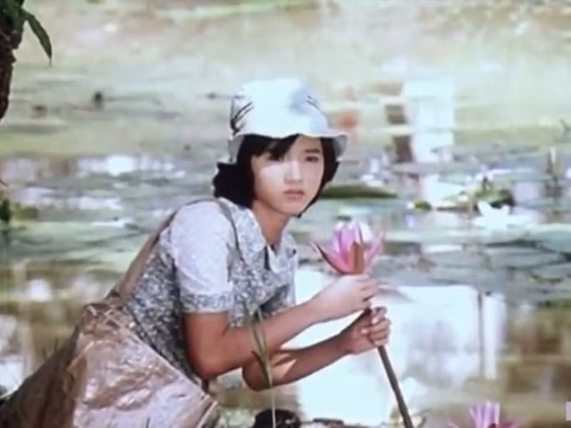 Con gái đạo diễn Long Vân có vai diễn đầu tiên năm 18 tháng tuổi khi đóng phim Người đôi bờ. Vân Dung còn từng vào vai con gái lớn của chị Út Tịch trong Mẹ vắng nhà, em bé bán báo trong Biệt động Sài Gòn. Khi trưởng thành, con gái đạo diễn Long Vân không theo nghệ thuật. Ảnh: Tiền Phong.