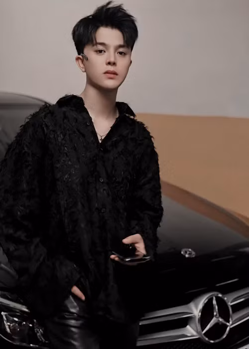 Năm 2019, Quang Anh công khai bạn gái ở tuổi 18 nhưng đến năm 2020 cả hai chia tay. Sau đó, nam ca sĩ kín tiếng về chuyện tình cảm. Ảnh: FBNV.