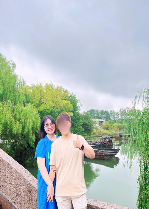 Thiện Nhân hẹn hò đồng giới. Người yêu của cô tên N.T, hơn nữ ca sĩ 15 tuổi. Cả hai công khai hẹn hò năm 2022. Ảnh: FBNV.