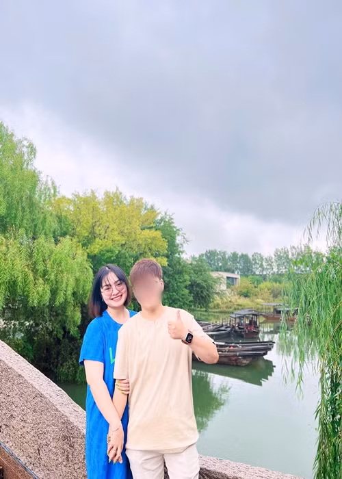 Thiện Nhân hẹn hò đồng giới. Người yêu của cô tên N.T, hơn nữ ca sĩ 15 tuổi. Cả hai công khai hẹn hò năm 2022. Ảnh: FBNV.