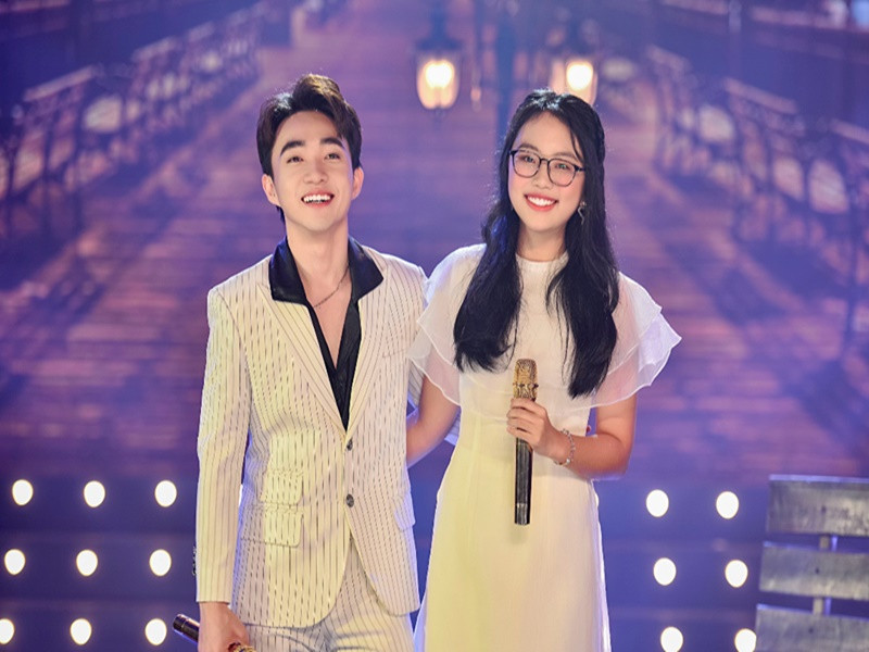 Phương Mỹ Chi từng vướng nghi vấn tình cảm với ca sĩ Quang Trung khi cả hai kết đôi quá "tình" trên sân khấu và có mối quan hệ thân thiết ở đời thực. Phương Mỹ Chi thẳng thắn cho biết cả hai chỉ là anh em thân thiết. Phía Quang Trung cho hay, khi làm việc cũng như trong cuộc sống thường nhật, anh luôn xem Phương Mỹ Chi như em gái. Ảnh: Saostar.