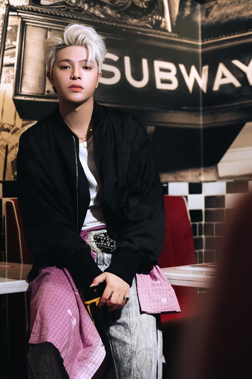 Quang Anh không ngại thú nhận biết yêu năm 14 tuổi. Trong cuộc phỏng vấn trên Zing năm 2017, Quang Anh trải lòng mối tình đầu của anh bắt đầu vào tháng 2/2015 và kết thúc sau đó 7 tháng. Quán quân Giọng hát Việt nhí 2013 chia sẻ rằng mối tình đầu chính là mối tình sâu đậm nhất. Ảnh: FBNV.