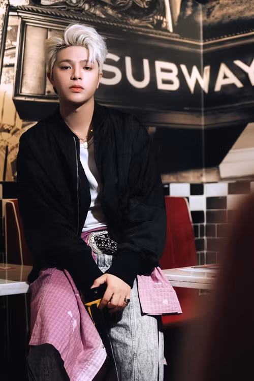 Quang Anh không ngại thú nhận biết yêu năm 14 tuổi. Trong cuộc phỏng vấn trên Zing năm 2017, Quang Anh trải lòng mối tình đầu của anh bắt đầu vào tháng 2/2015 và kết thúc sau đó 7 tháng. Quán quân Giọng hát Việt nhí 2013 chia sẻ rằng mối tình đầu chính là mối tình sâu đậm nhất. Ảnh: FBNV.