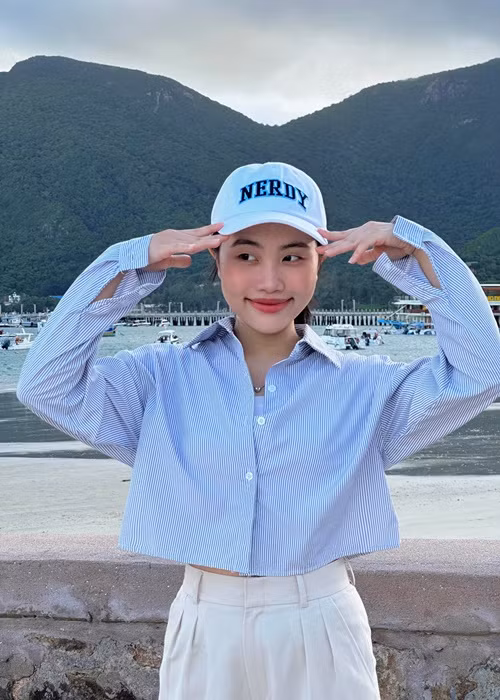 Trong cuộc phỏng vấn với Tiền Phong hồi tháng 5/2023, nữ ca sĩ Phương Mỹ Chi cho biết, cô chưa có nụ hôn đầu đời. Ảnh: FBNV.