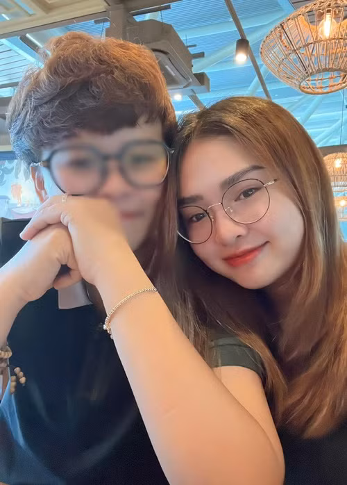 Thiện Nhân từng chia sẻ, cô và người yêu đều tôn trọng gia đình nên đã xin phép ba mẹ nữ ca sĩ cho cả hai quen nhau, cưới nhau song gia đình không đồng ý. Gia đình Thiện Nhân khẳng định, không có chuyện gia đình phản đối Thiện Nhân yêu đồng giới. Ảnh: FBNV.