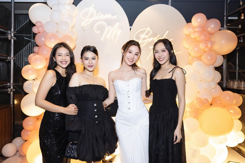 Diệu Nhi và Diễm My trở thành bạn thân sau khi đóng phim Gái già lắm chiêu. Tuy nhiên, cả hai lại rất ít khi đăng ảnh chung hay nói về nhau. Diệu Nhi chia sẻ: "Nhi cảm thấy không phải tương tác ít hay không tương tác trên mạng xã hội là không chơi với nhau đâu. Mạng xã hội chỉ là một phần để mình vui vẻ thôi. Cuộc sống bên ngoài của mình hoàn toàn khác. Và không phải cái gì bên ngoài mình cũng thể hiện hết cho mọi người thấy". Ảnh: FBNV.