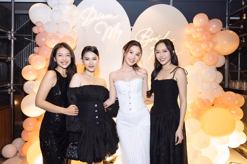 Diệu Nhi và Diễm My trở thành bạn thân sau khi đóng phim Gái già lắm chiêu. Tuy nhiên, cả hai lại rất ít khi đăng ảnh chung hay nói về nhau. Diệu Nhi chia sẻ: "Nhi cảm thấy không phải tương tác ít hay không tương tác trên mạng xã hội là không chơi với nhau đâu. Mạng xã hội chỉ là một phần để mình vui vẻ thôi. Cuộc sống bên ngoài của mình hoàn toàn khác. Và không phải cái gì bên ngoài mình cũng thể hiện hết cho mọi người thấy". Ảnh: FBNV.