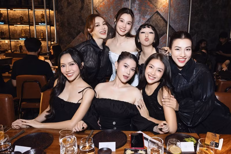 Diễm My còn thân thiết với Ngọc Thanh Tâm, Khả Ngân, Diệu Nhi, Hoàng Oanh. Ảnh: FBNV.