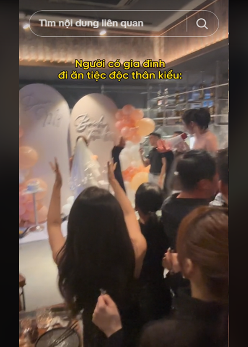 "Người có gia đình đi ăn tiệc độc thân kiểu", Diệu Nhi viết.