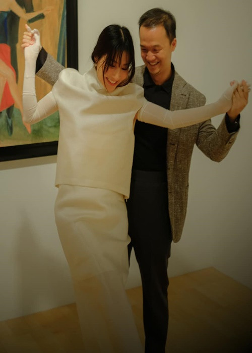 Cặp đôi chụp ảnh cưới tại Bảo tàng nghệ thuật ở Melbourne.