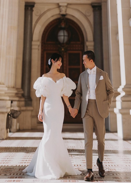 Trong đám cưới của Diễm My, khách mời nam được yêu cầu mặc trang phục tông trắng hoặc đen, còn khách mời nữ diện trang phục tông đen hoặc pastel.