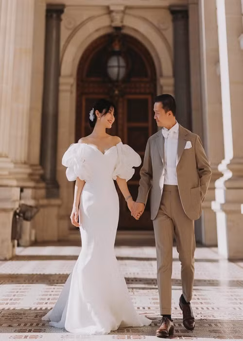 Trong đám cưới của Diễm My, khách mời nam được yêu cầu mặc trang phục tông trắng hoặc đen, còn khách mời nữ diện trang phục tông đen hoặc pastel.