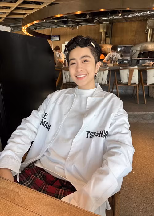 Gil Lê ngầm phủ nhận mối quan hệ tình cảm với Lý Nhã Kỳ khi chia sẻ việc tham gia một bữa tiệc của hội độc thân dịp Giáng sinh. Ảnh: FBNV.