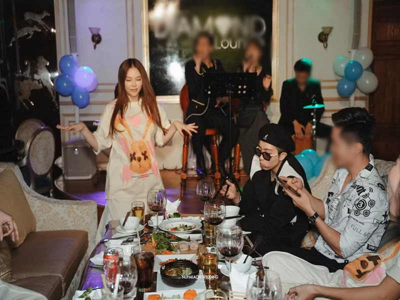 Gil Lê thường có mặt tại biệt thự của Lý Nhã Kỳ. Ảnh: FBNV.