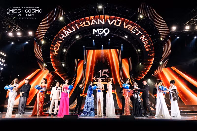 Trong bán kết Hoa hậu Hoàn vũ Việt Nam 2023, ban tổ chức công bố các giải thưởng phụ: Best Catwalk (Thí sinh catwalk tốt nhất) - Ngô Bảo Ngọc, Best Social Media (Người đẹp truyền thông) - Cao Thị Thiên Trang, Best Body (Thí sinh có body đẹp nhất) - Trần Thị Thùy Trâm, Best Interview (Thí sinh trả lời phỏng vấn tốt nhất) - Phan Lê Hoàng An, Best Face (Gương mặt đẹp nhất) - Vũ Thúy Quỳnh, Best Smile (Thí sinh có nụ cười đẹp nhất) - Đặng Trần Ngọc.